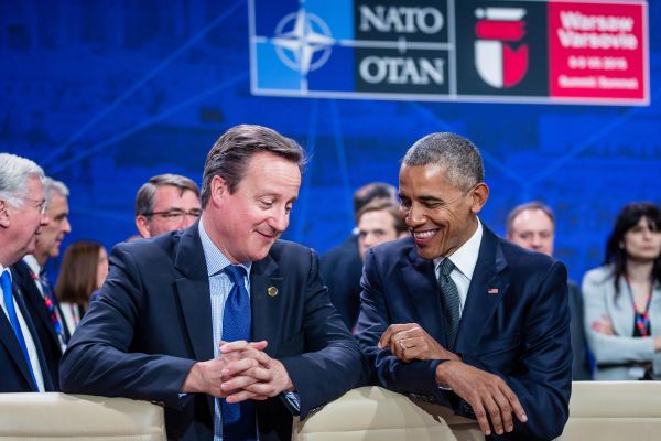 美国总统奥巴马(右)和英国首相卡梅伦8日在北约华沙峰会开幕前交谈(法新社)
