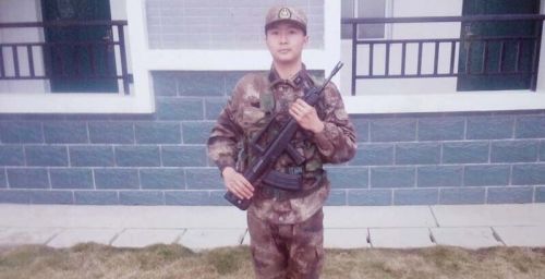 刘景泰在军营的照片。齐鲁晚报记者柳斌翻拍