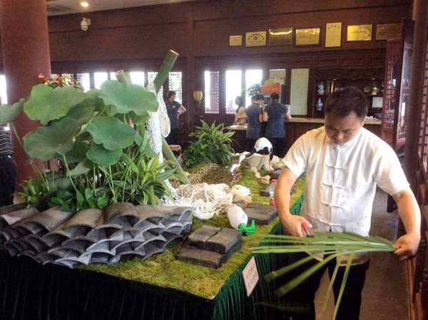 潘孝根将花艺与杭州菜色结合，力求打造吸引游客的特色菜品。