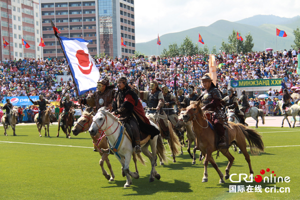 国庆那达慕上的骑马表演
