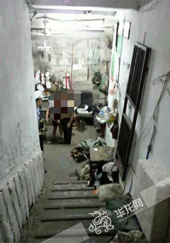 楼道里堆满垃圾引邻居不满报警。沙坪坝警方供图