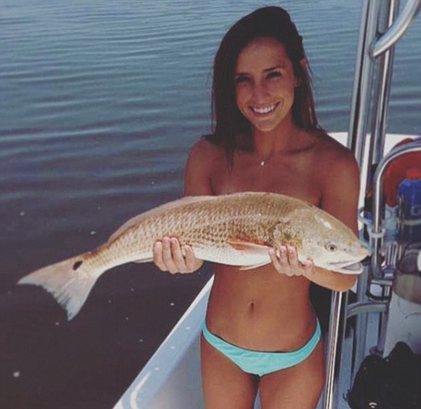 这些女性会根据鱼的大小利用不同的技巧拍照。钓到小鱼的女子，会将鱼远离身体。而钓到大鱼的女子，则可将鱼靠近身体，以便拍出更逼真的效果。（网页截图）