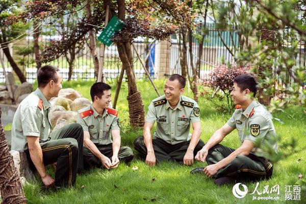中队指导员时常和战士们坐在一起谈心