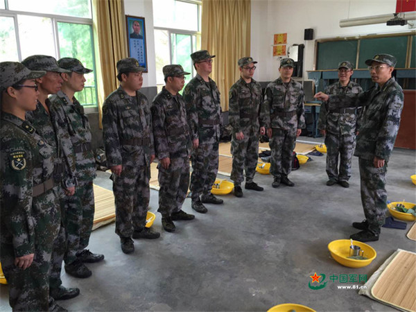 医疗队员连夜分类整理药品物资，为下步巡诊做准备。