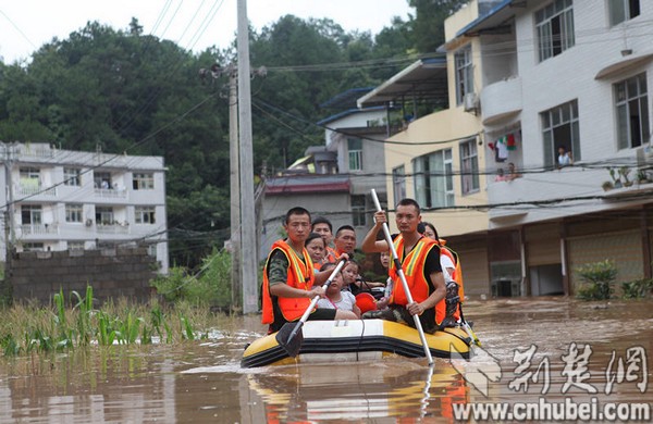 13日，强降雨来袭，湖北恩施消防划船救助被困群众。