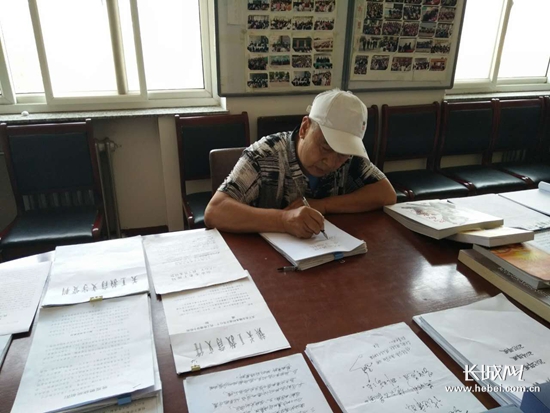 骆宗明在手写讲义。长城网 王棋 摄