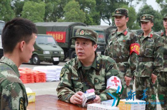 武警总医院医疗队赴抗洪救灾一线医疗服务官兵。