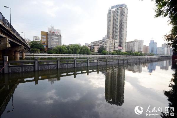 上涨的抚河水将步道淹没。