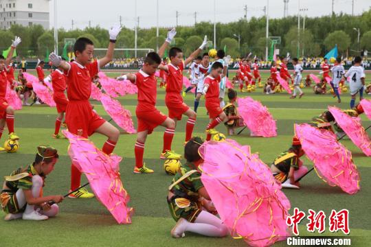 甘肃青少年校园足球联赛开赛 足球小将角逐竞
