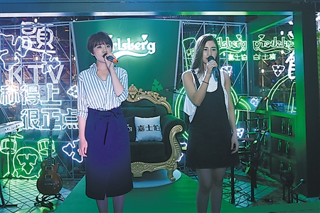 “好声音”晨悠组合来渝 突袭KTV与麦霸飙歌_凤凰娱乐