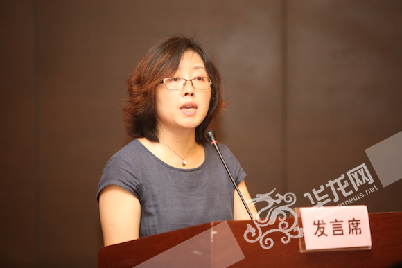 驻村扶贫“第一书记”代表陈琳发言。 记者 刘嵩 摄