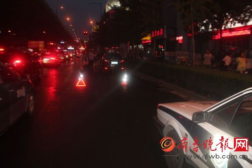 济南:轿车开车门撞倒电动车 致一男子重伤身亡