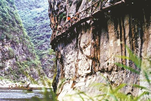 　　巫溪县大宁河上的古栈道。巫溪县委宣传部供图