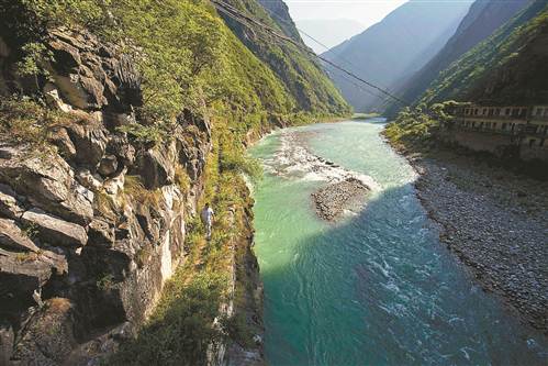 　　巫溪县大宁河旁，沿河蜿蜒的古盐道。