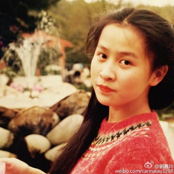 　　刘嘉玲18岁青涩少女照 明眸善睐唇红齿白