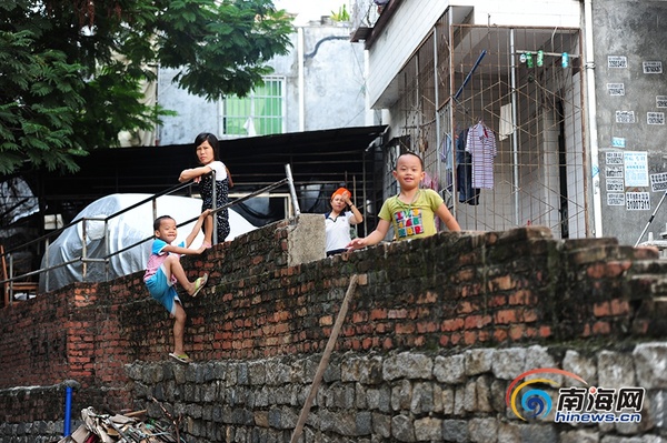 　　7月20日，月川村，一人多高的围墙成了孩子们的“乐园”。南海网记者 沙晓峰 摄