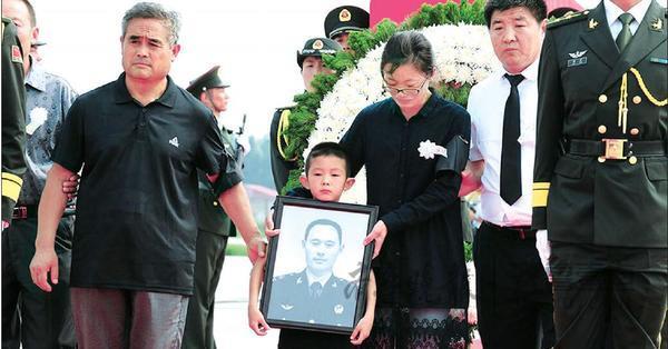 维和烈士杨树朋英灵归故里,5岁儿子对父灵柩敬