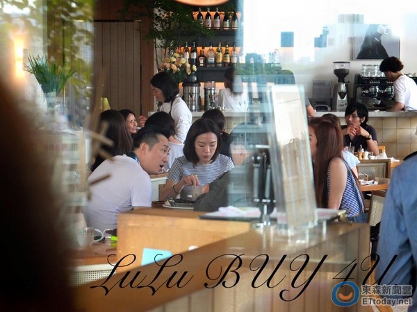 　　哈林与小14岁主播女友东京约会甜蜜用餐