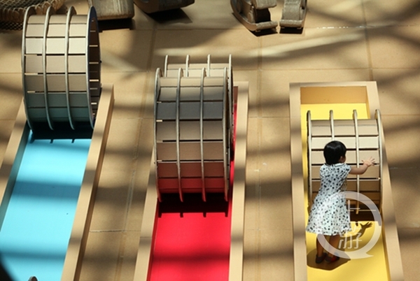 　　用牛皮纸搭建的童话王国。