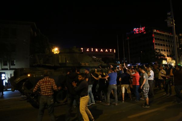 7月15日，在土耳其安卡拉街头，民众向坦克投掷石块。新华社记者邹乐摄
