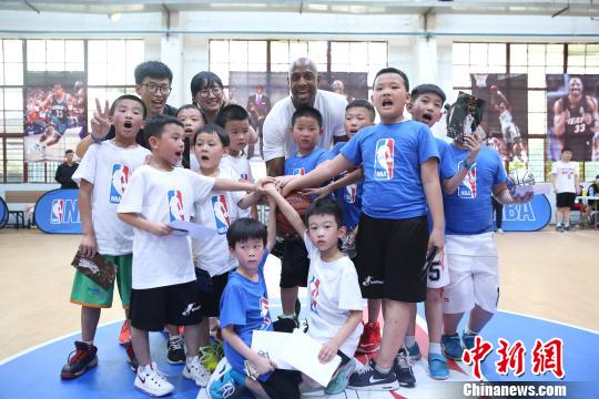 篮球明星莫宁空降杭州 助阵NBA球迷活动(图)