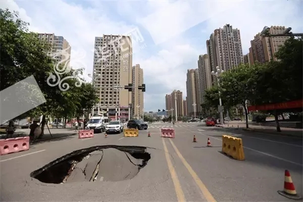 重庆南岸弹子石一路段路面突然垮塌，出现一个