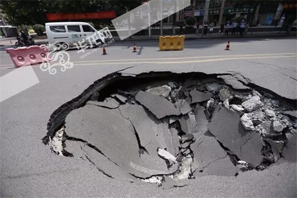 重庆南岸弹子石一路段路面突然垮塌，出现一个