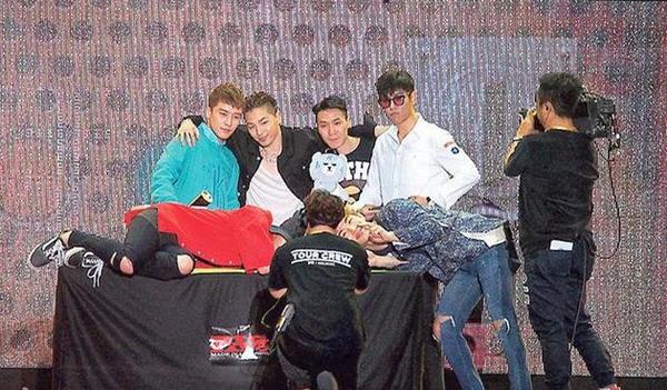 　　BigBang与粉丝大合照