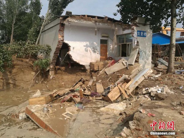 23日，邢台市大贤村，房屋和院落被洪水冲垮。（来源：中新网）