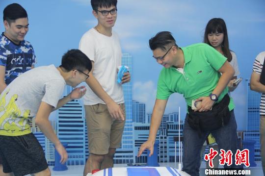 香港青年代表团参观合肥高新技术企业。　赵强　摄