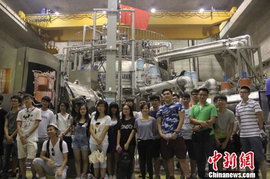 香港青年代表团参观合肥等离子体所“人造小太阳”EAST核聚变实验装置。　赵强 摄