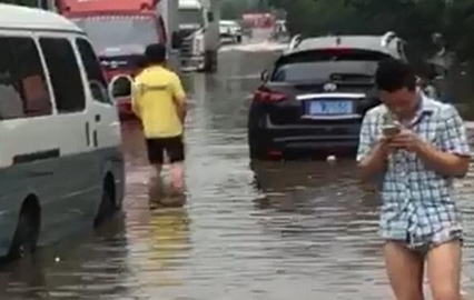 我在帝都溜海,型男雨中救美_凤凰资讯风月的后宫我无双美女图片