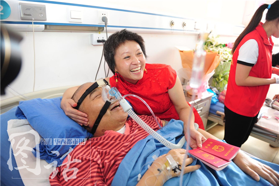 男友8次病危女友不离不弃 今天他们在病房内拿