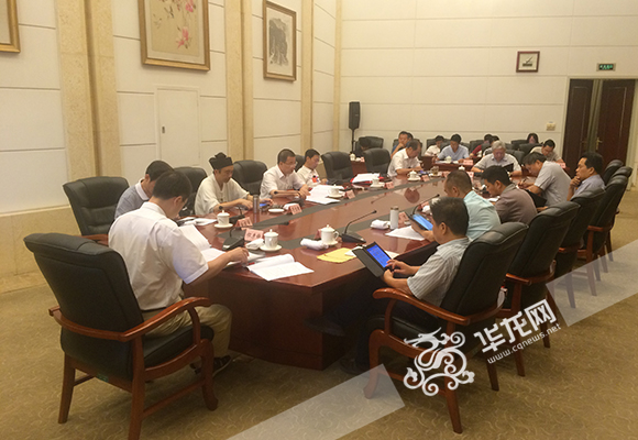 重庆市四届人大常委会第二十七次会议上，常委会组成人员分组审议各项议案、法规案、报告、决定、决议。 首席记者 徐焱 摄