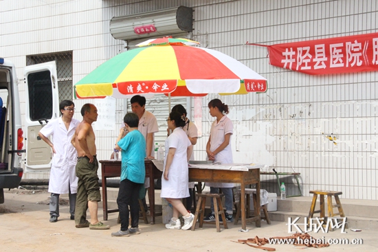 井陉县医院卫生服务队驻村服务。 高琳哲 摄
