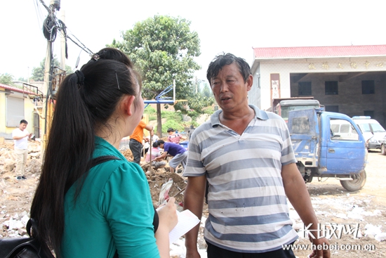 村民代表接受记者采访。 高琳哲 摄