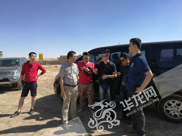 “逐梦他乡重庆人”非洲采访组在中冶建工阿尔及利亚的工地上顶着烈日采访。中冶建工供图 华龙网发