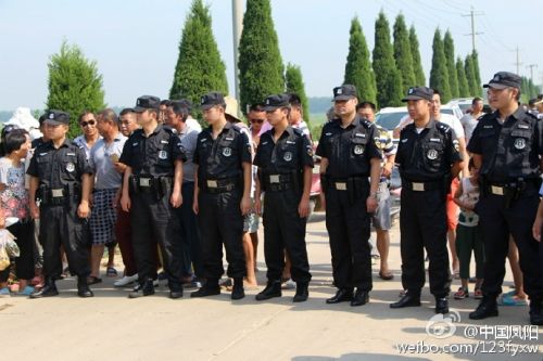 ...村里发生了一起重大的持刀伤人事件.就在昨天晚上一点多,这个路...