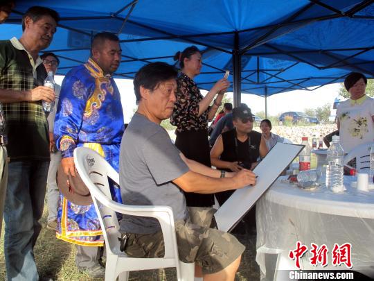 阿克苏地区群艺馆油画家刘新平为当地居民写生。　杨东 摄
