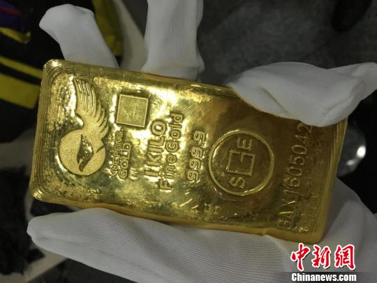 海关查获的金砖　蒋昕　摄