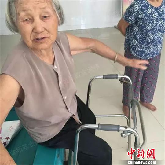 福利院91岁的奶奶说，没有不让用空调，但她觉得晚上不算热，她扇子摇摇就够了。　唐娟 摄