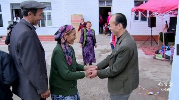 　　村民们热情地迎接江江doctor。