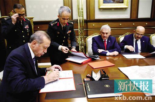 ■28日,土耳其举行最高军事委员会会议。土耳其总统埃尔多安签署相关文件。CFP图