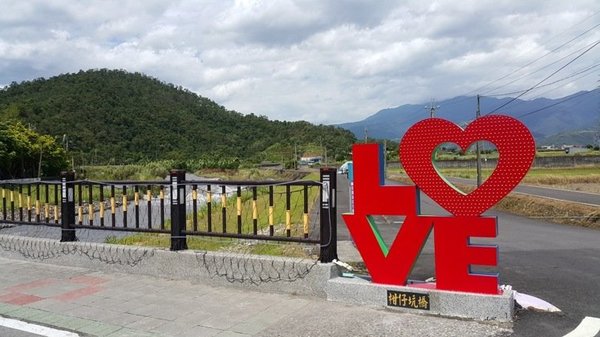 三星将柑仔溪桥打造为情锁景点“爱之桥”。记者廖雅欣/摄影 图片来源：台湾《联合报》