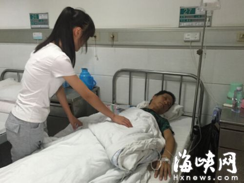 　　唐艳在医院照顾父亲