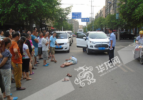 行人横穿马路被撞。九龙坡警方供图
