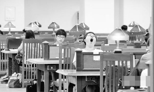 台湾高校近年竞争力下降，一些人期待大陆学生带来鲶鱼效应。图为台湾大学图书馆自习室的场景。
