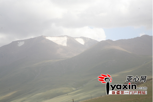 正在快速消融的现代冰川（悬冰川）