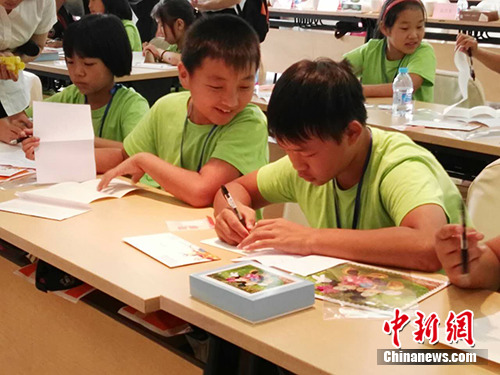 活动中，小朋友们给中国奥运健儿写信。中新网记者 宋宇晟 摄