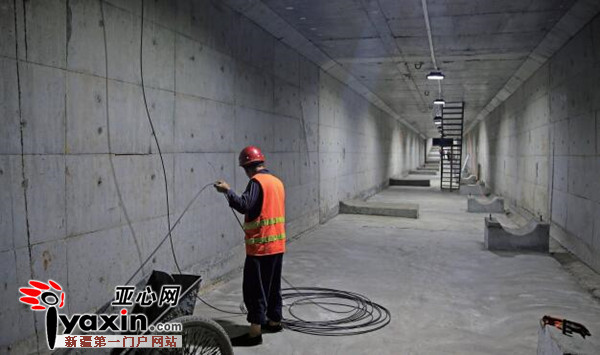 8月2日，乌鲁木齐经开区（头屯河区）玄武湖路地下综合管廊，工人在4米多宽、3.6米高、长约1公里的地下廊道作业。亚心网记者豆兴军摄